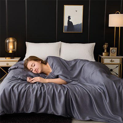 adolescente faisant sieste dans chambre enveloppé dans housse de couette