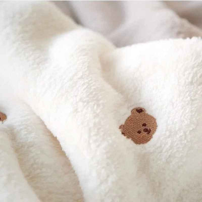 agrandissement broderie ours sur couverture en polaire bebe