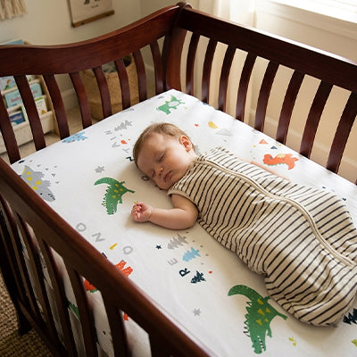 bambin endormi dans gigotteuse sur drap housse bebe