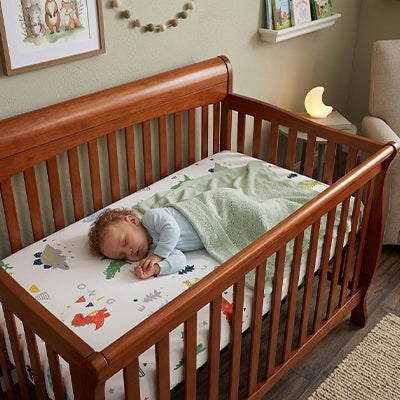 bambin endormi sur drap housse bebe