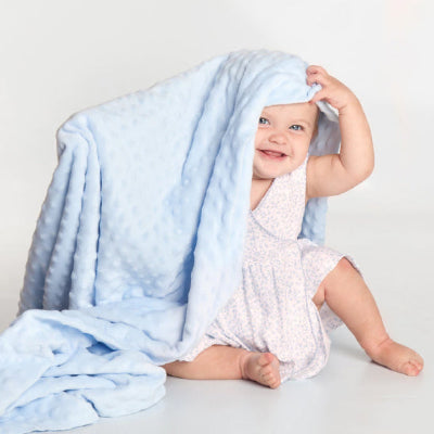 bébé assis samusant cacher sous plaid bébé