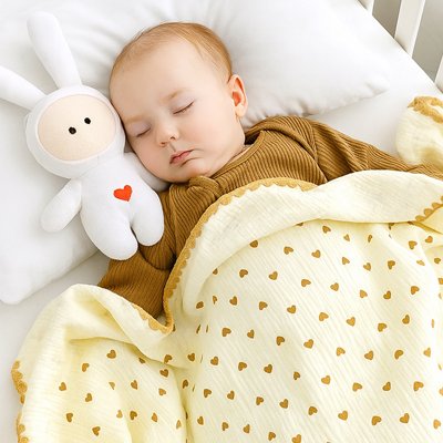 bébé assoupi avec peluche lapin et couverture bebe coeur