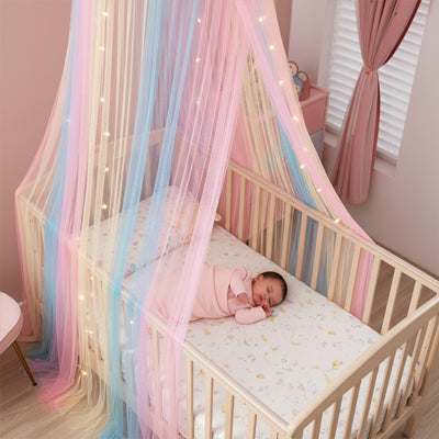 bébé dans bassinette avec ciel de lit enfant