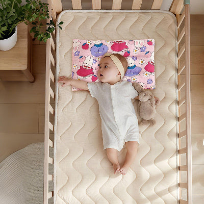 bébé dans bassinette couché sur oreiller enfant