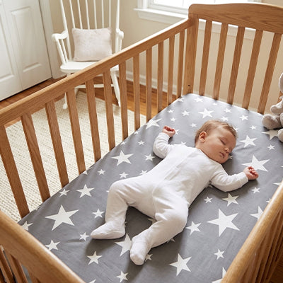 bebe dormant sur drap housse bebe etoile