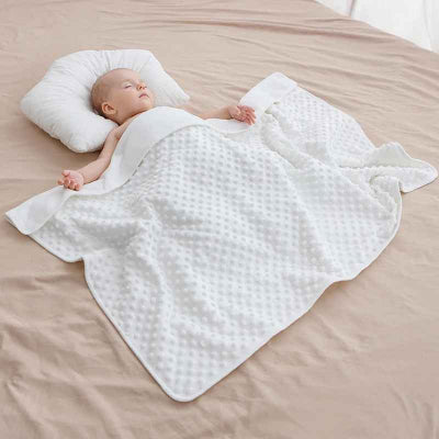 bébé endormi bordé par plaid bébé blanche
