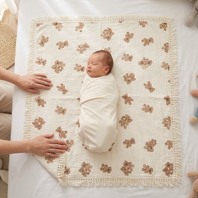 bébé endormi couché sur couverture emmaillotage bébé