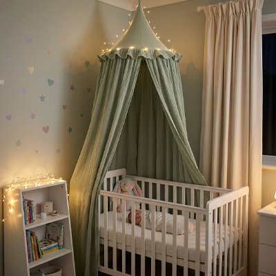 bébé endormi sous ciel de lit éclairé