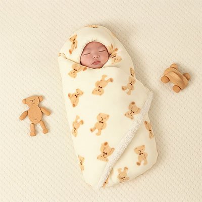 bébé endormie dans couverture bébé ours beige