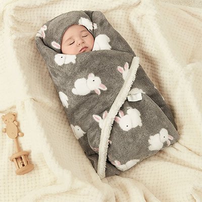 bébé enveloppé dans couverture bébé motif lapin