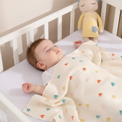bebe-faisant-sieste-avec-couverture-emmaillotage-bebe-coeur