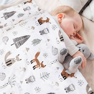 bébé faisant sieste avec ourson et couverture bebe