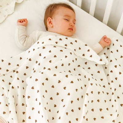 bébé fille assoupie dans bassinette avec couverture emmaillotage bébé coeur