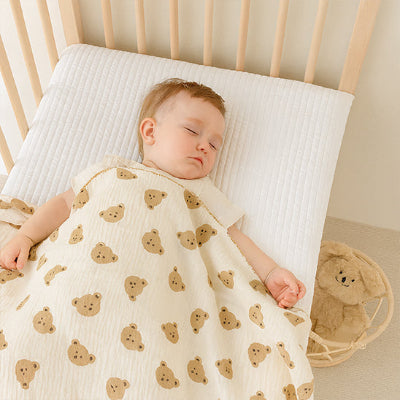 bébé garçon endormi avec couverture emmaillotage bébé tête ours