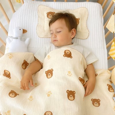bébé garçon faisant sieste avec couverture bebe