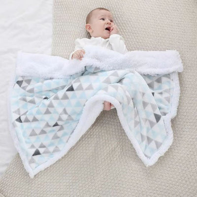bébé mordillant ses doigts gigotant sous couverture bébé
