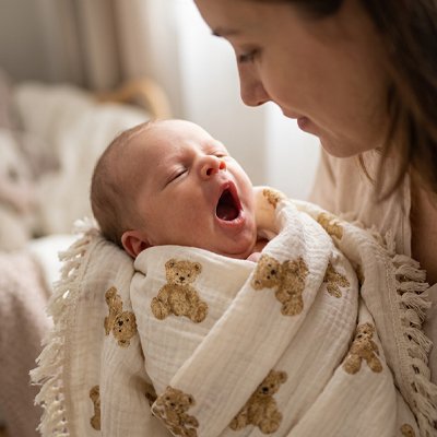 bébé qui baille dans couverture emmaillotage bébé