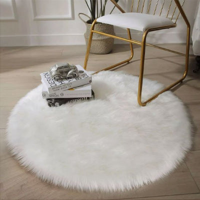 chaise et livres disposer sur descente de lit