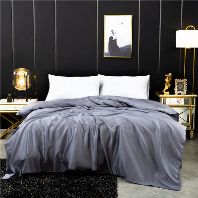 chambre a coucher avec housse de couette grise sur lit