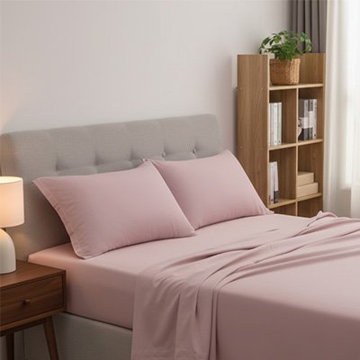 chambre a coucher avec taie doreiller rose sur lit