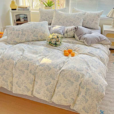 chambre avec housse de couette fille sur lit