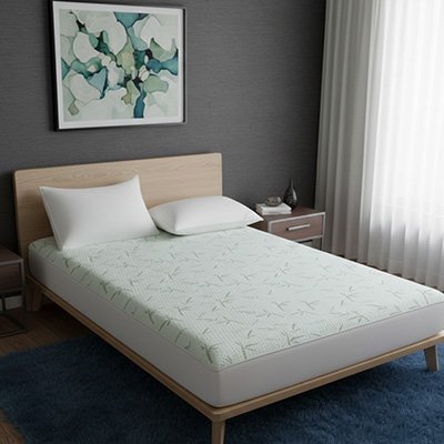 chambre avec housse de matelas sur lit