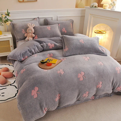 chambre avec protege oreiller sur lit