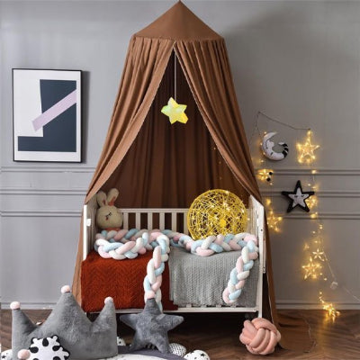 ciel de lit bébé au dessus de bassinette