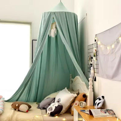 ciel de lit bébé placé à côté du lit enfant