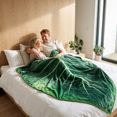 couple enlassé sous couvre lit feuille tropicale dans chambre