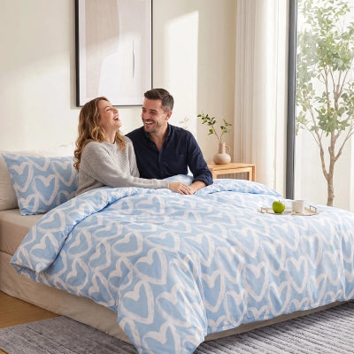couple riant sous parure de lit 200x200 bleu