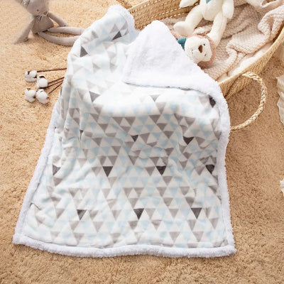 couverture bébé bleu dans panier en osier avec peluches