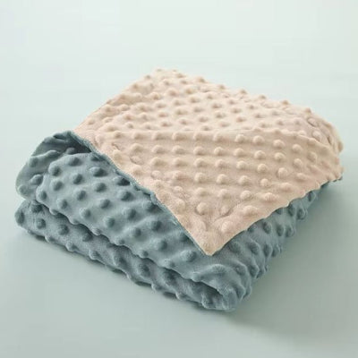 couverture bébé replier montrant deux côtés bleu et beige