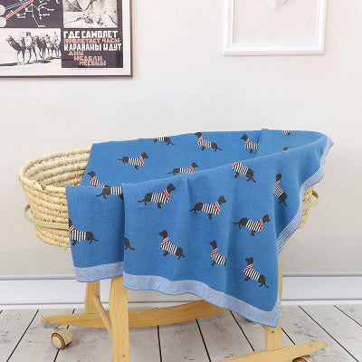 couverture bébé tricot déposée sur landeau