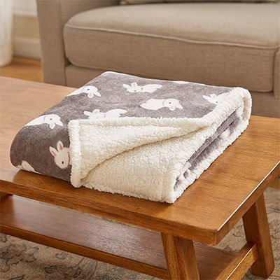 couverture bébé un côté motif lapin et un côté sherpa