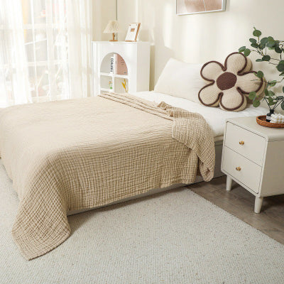 couverture beige sur lit