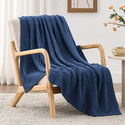 couverture bleue sur chaise