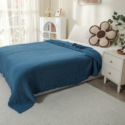 couverture bleue sur lit