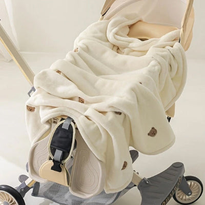 couverture en polaire bebe étendue dans poussette