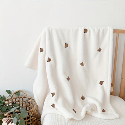 couverture en polaire bebe poser sur dossier chaise