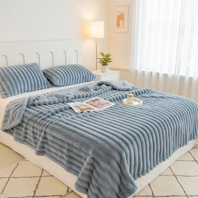 couverture en polaire bleu étendue sur lit