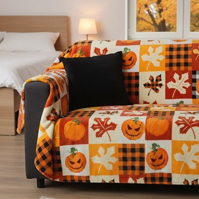 couverture placé sur sofa avec coussin