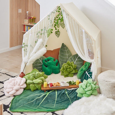 couvre lit feuille tropicale dans coin lecture enfant
