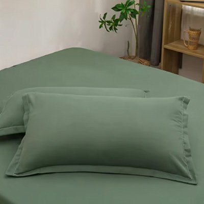 ensemble deux taie doreiller verte sur matelas
