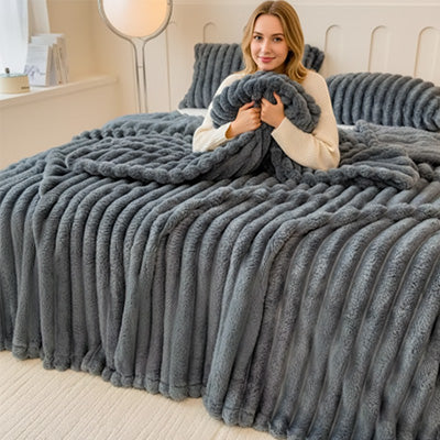 femme assise enveloppé dans couverture en polaire