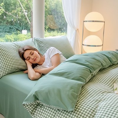 femme assoupie avec housse de couette vichy vert