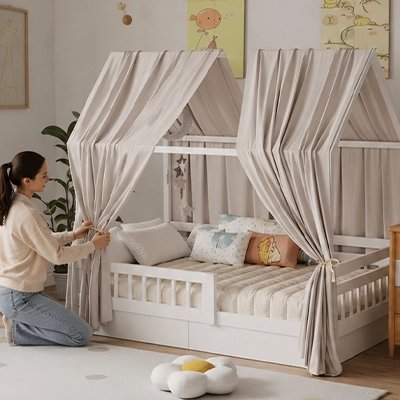 femme attachant ciel de lit cabane chameau sur structure