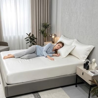 femme caressant draps housse blanc