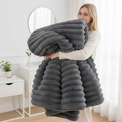 femme debout tenant couverture en polaire dans ses bras