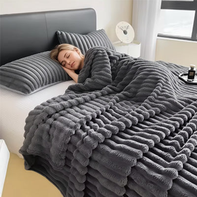 femme endormie avec couverture en polaire grise foncé